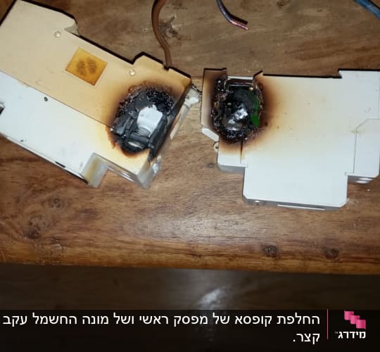 רכיבים חשמליים שרופים עם חוטים חשופים על שולחן עץ